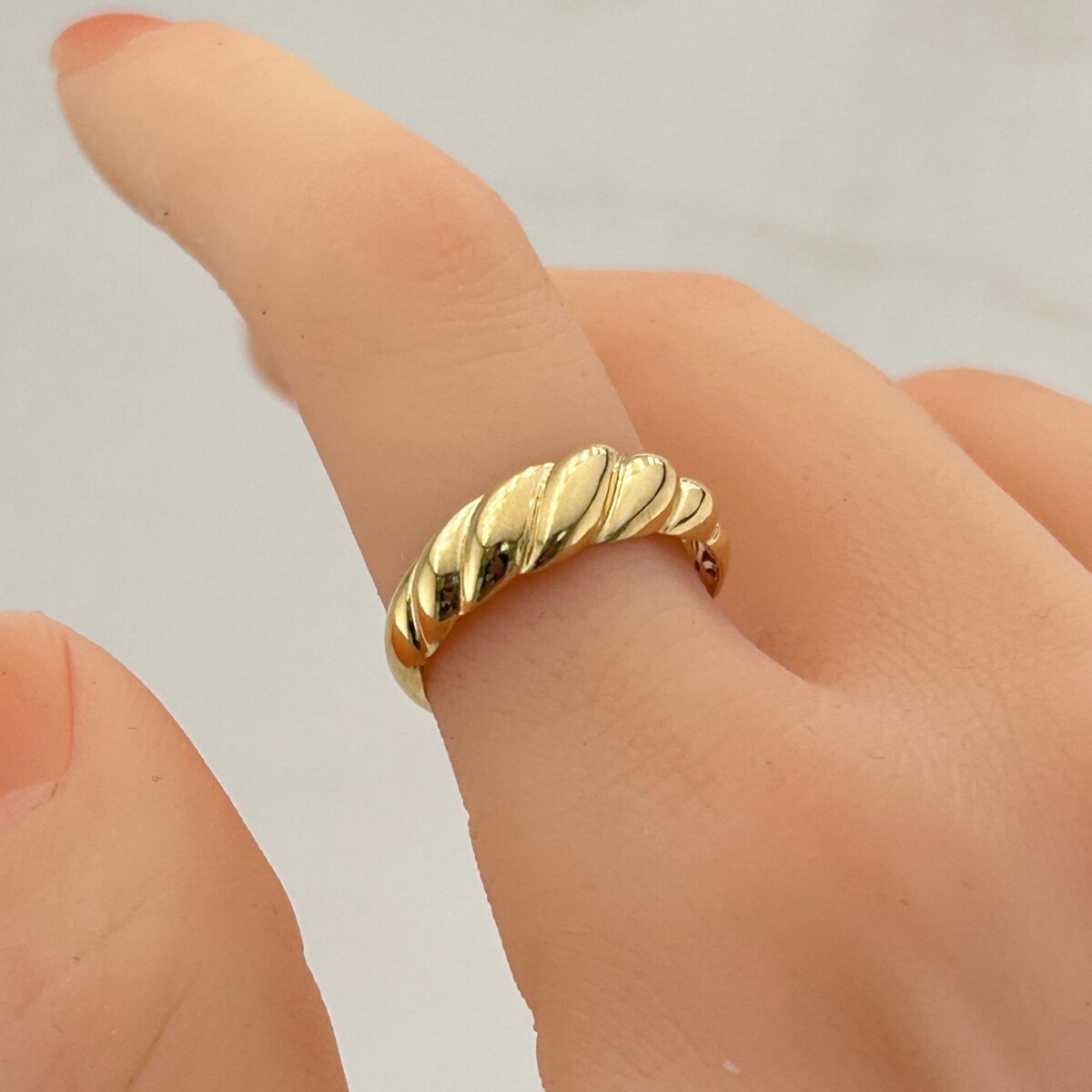 IMG_3216 خاتم ذهب عيار 18 بتصميم إيطالي ونقشة ملتفّة فاخرة من جولدانا