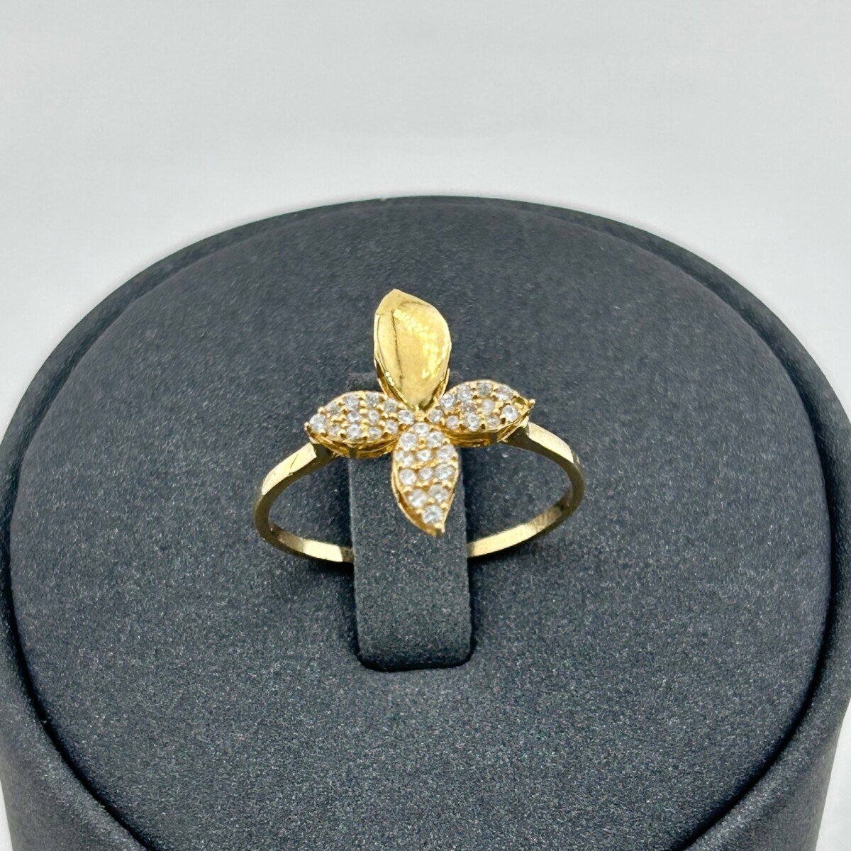 خاتم ذهب عيار 18 بفراشة زركون بتصميم كلاسيكي أنثوي من جولدانا