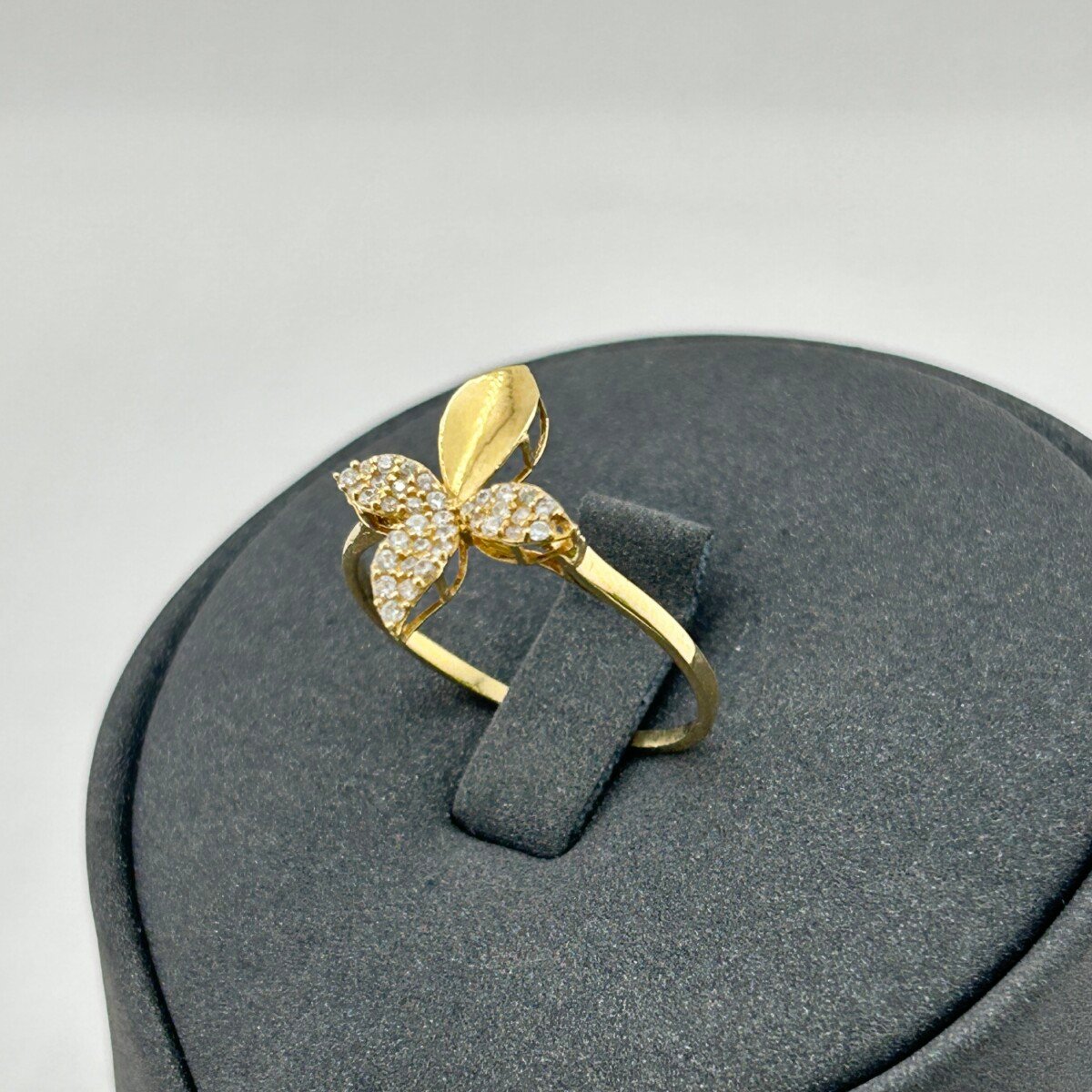 IMG_3219 خاتم ذهب عيار 18 بفراشة زركون بتصميم كلاسيكي أنثوي من جولدانا