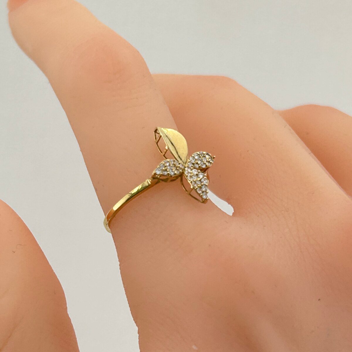 IMG_3220 خاتم ذهب عيار 18 بفراشة زركون بتصميم كلاسيكي أنثوي من جولدانا