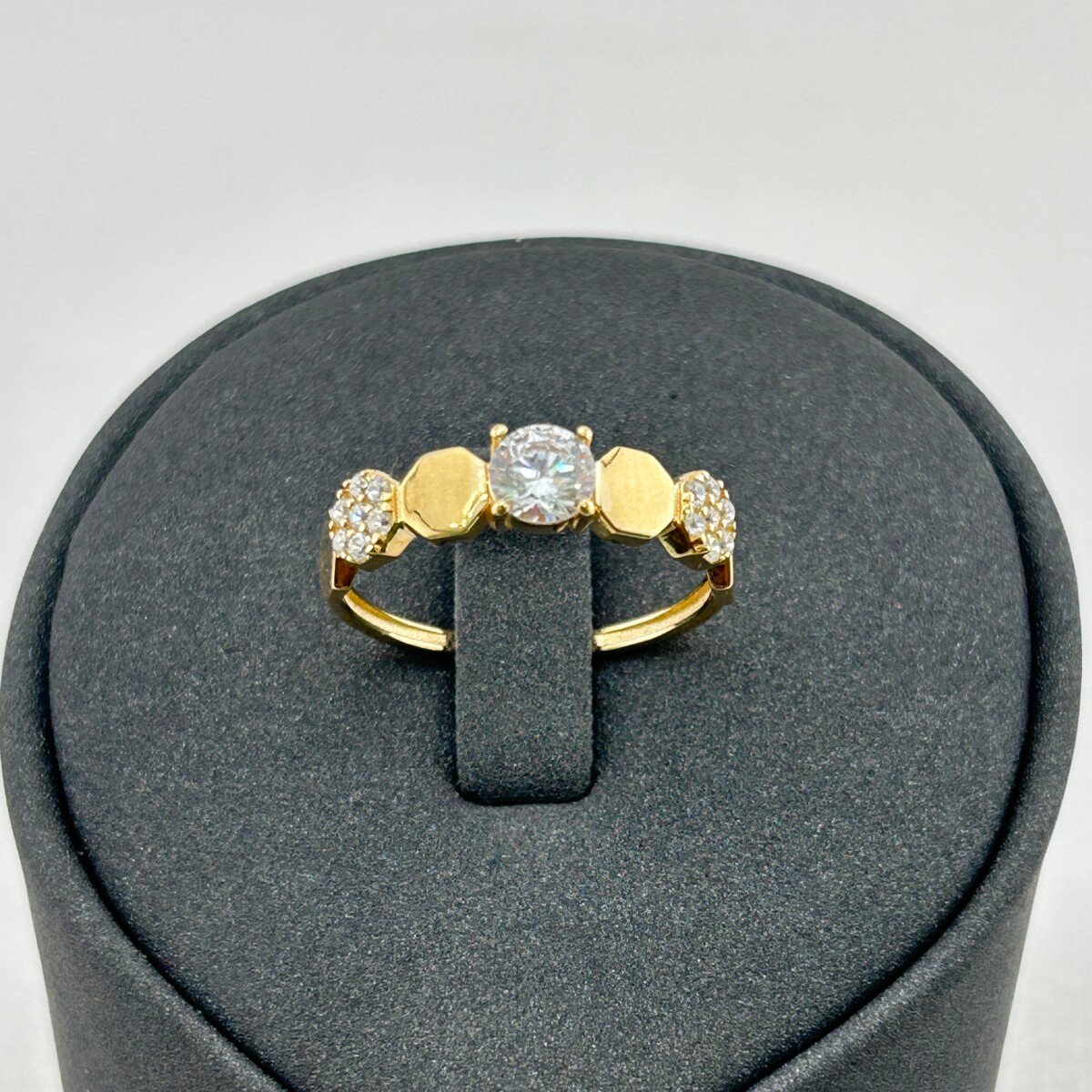 خاتم ذهب عيار 18 بحجر دائري وزخرفة سداسية تصميم عصري من جولدانا