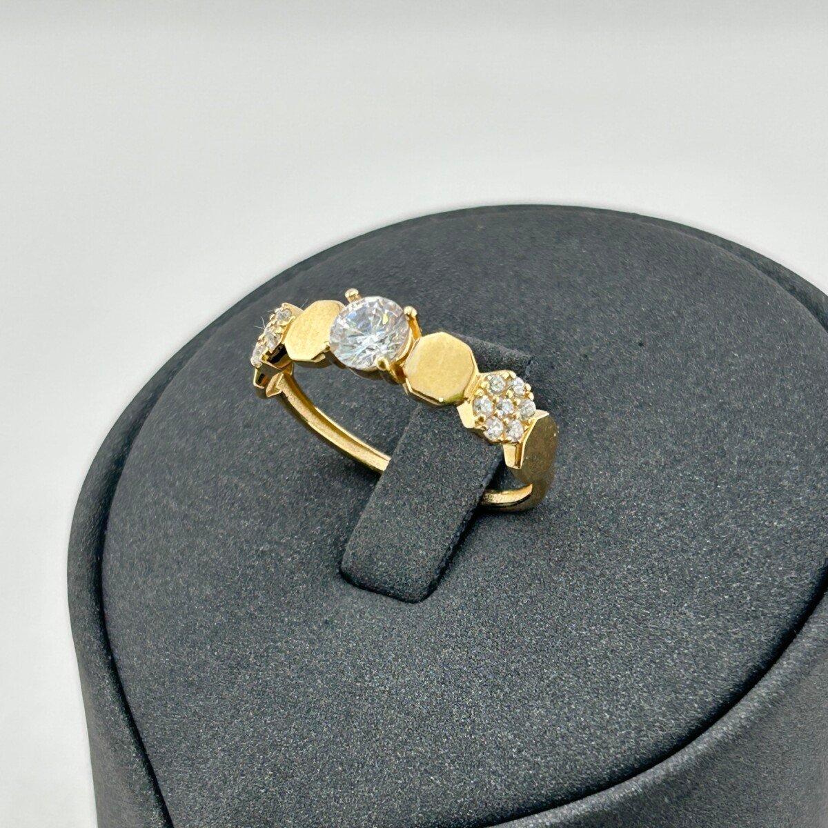 IMG_3223 خاتم ذهب عيار 18 بحجر دائري وزخرفة سداسية تصميم عصري من جولدانا