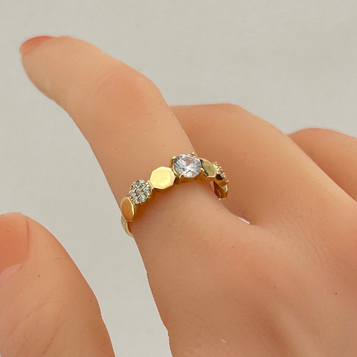 IMG_3224 خاتم ذهب عيار 18 بحجر دائري وزخرفة سداسية تصميم عصري من جولدانا