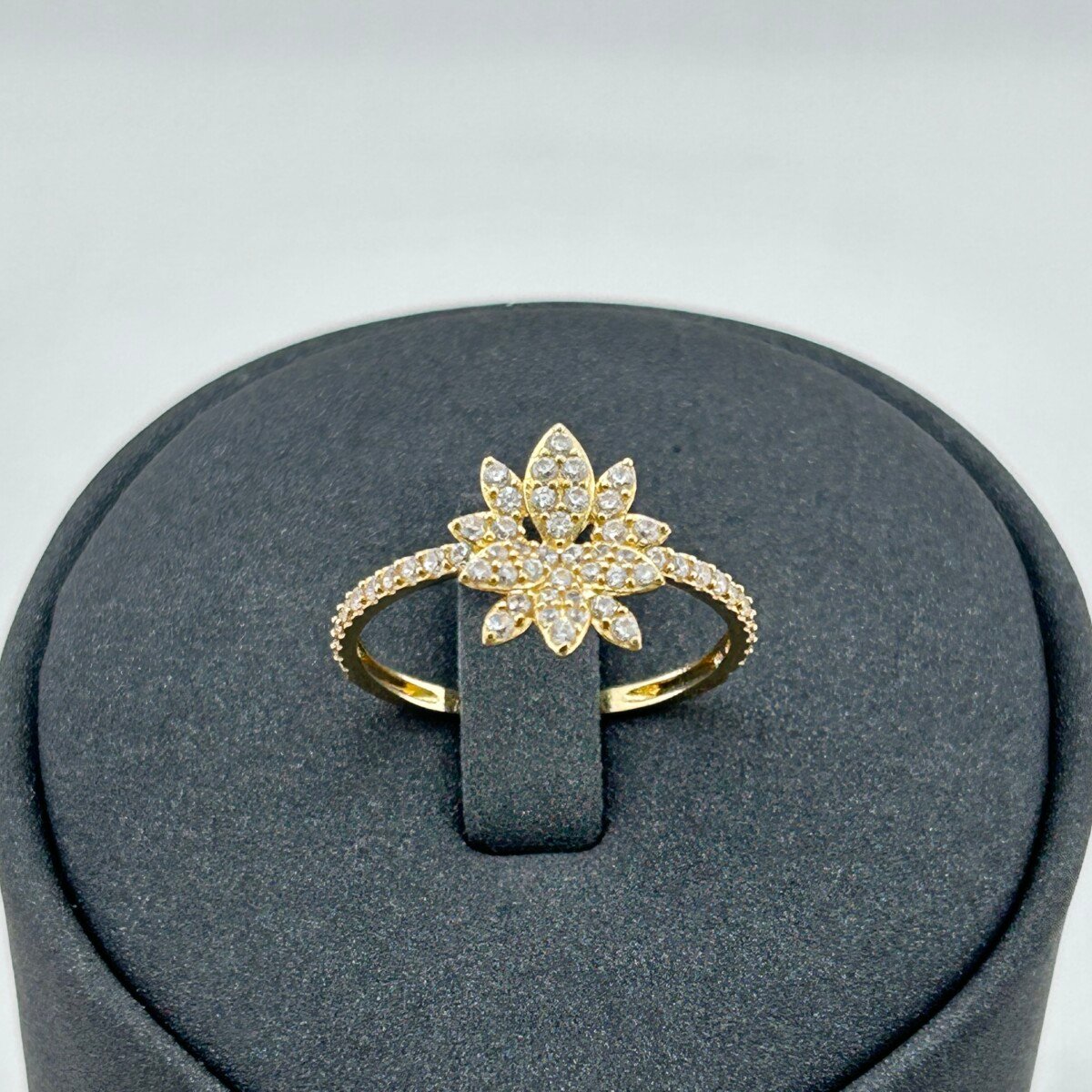 خاتم ذهب عيار 18 بزهرة زركون مزدوجة الطبقات تصميم الماس من جولدانا