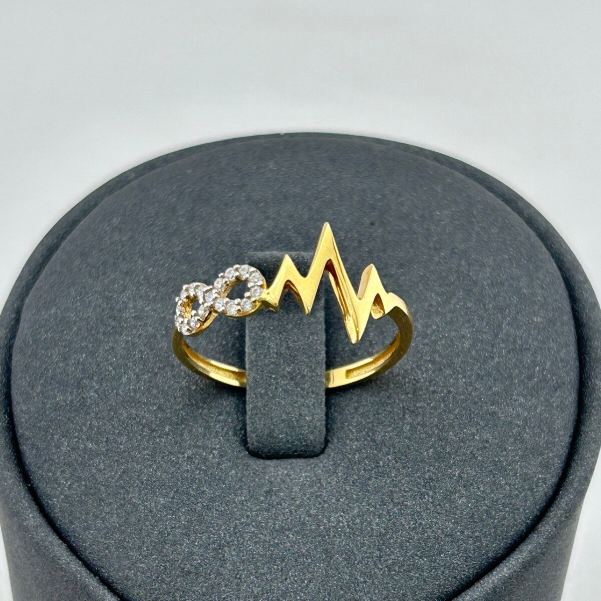 خاتم ذهب عيار 18 بنبض القلب واللانهاية مرصع زركون تصميم عصري من جولدانا