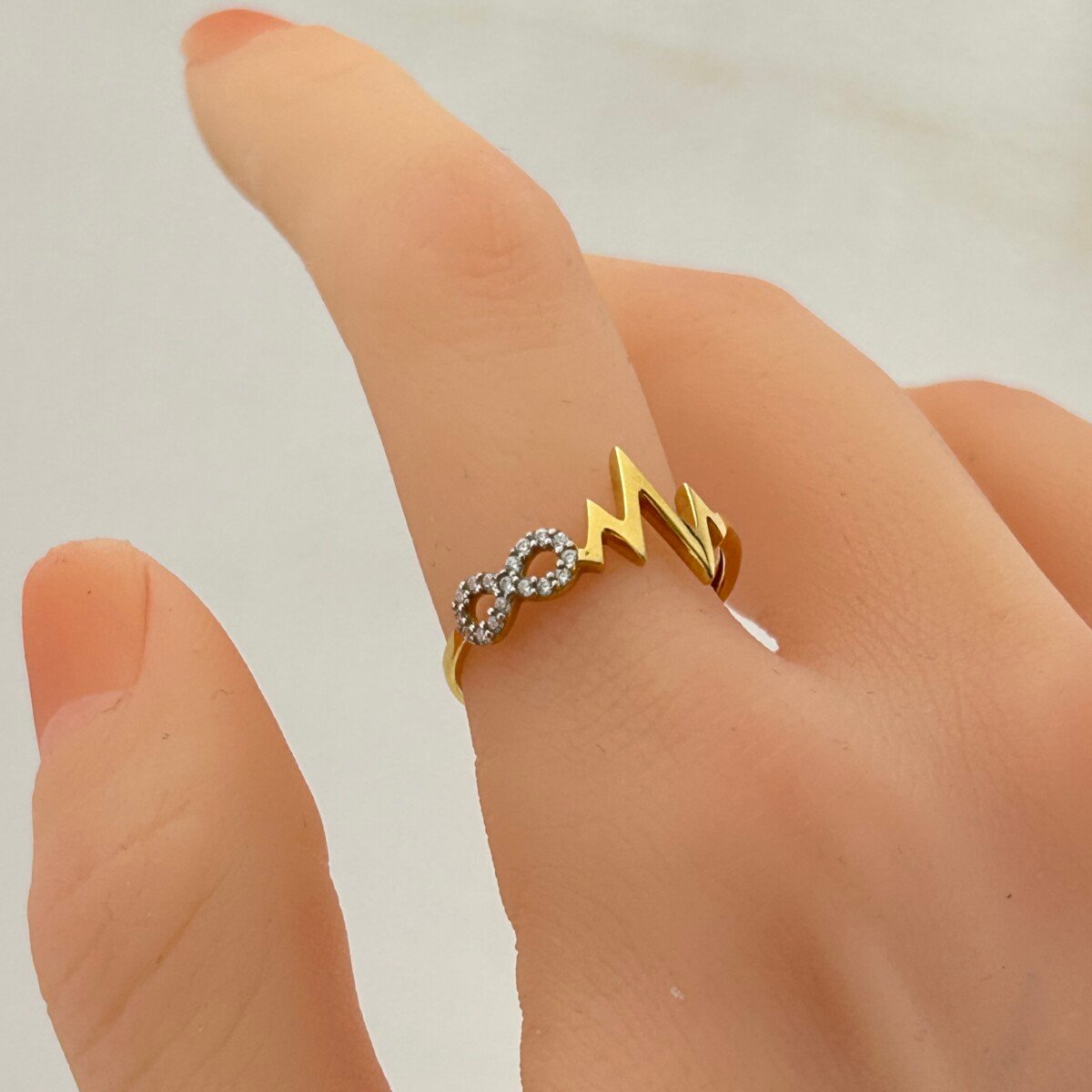 IMG_3232 خاتم ذهب عيار 18 بنبض القلب واللانهاية مرصع زركون تصميم عصري من جولدانا