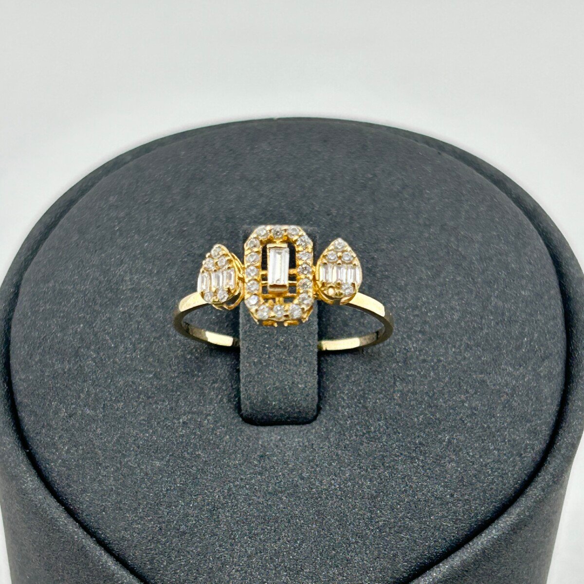 خاتم ذهب عيار 18 بإطار مستطيل مزين بالزركون تصميم الماس من جولدانا