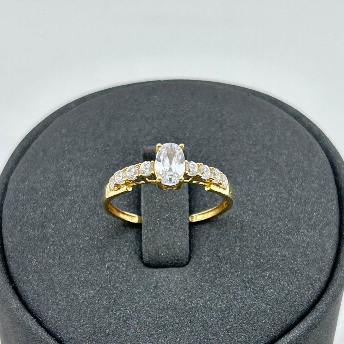 خاتم ذهب عيار 18 بحجر بيضاوي وخط زركون بتصميم الماس من جولدانا