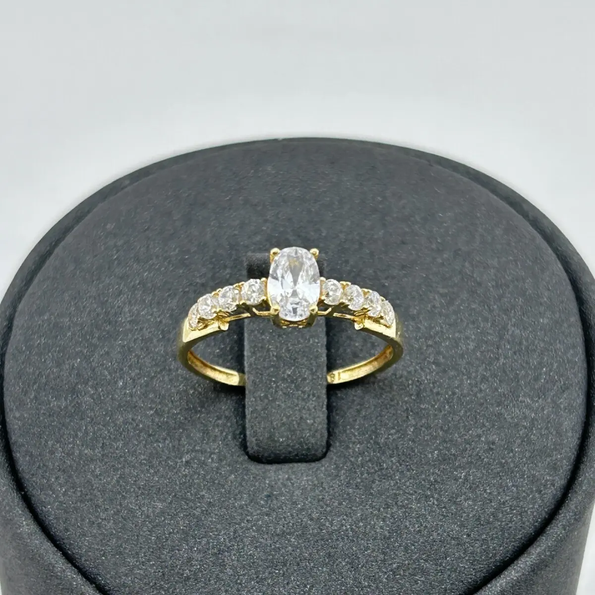 خاتم ذهب عيار 18 بحجر بيضاوي وخط زركون بتصميم الماس من جولدانا