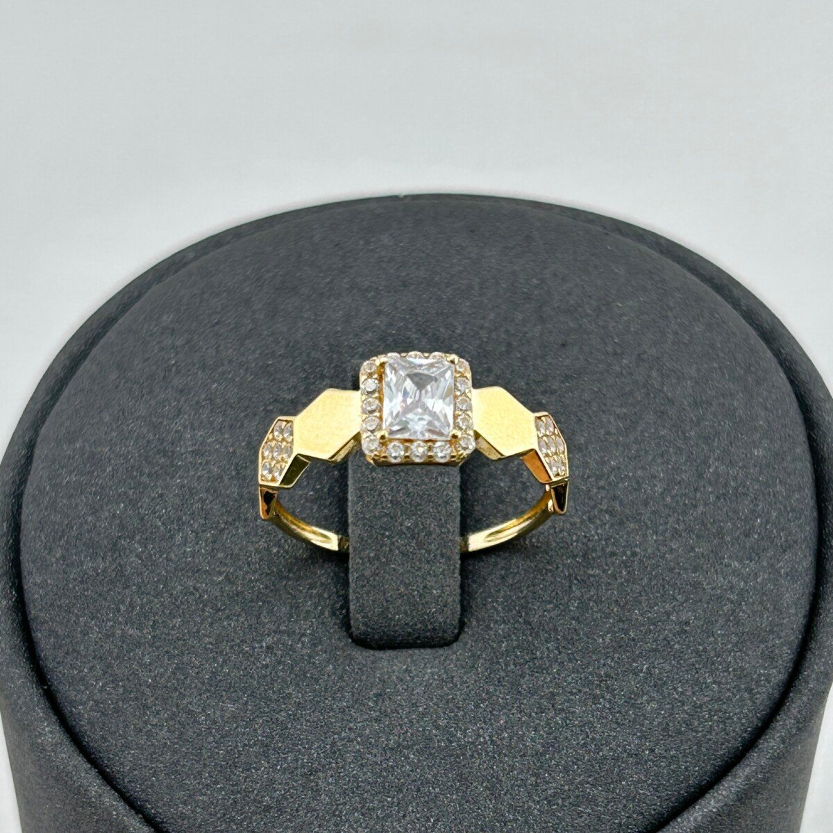 خاتم ذهب عيار 18 بحجر زركون مربع وإطار سداسي عصري من جولدانا