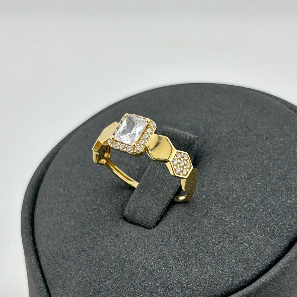 IMG_3247 خاتم ذهب عيار 18 بحجر زركون مربع وإطار سداسي عصري من جولدانا