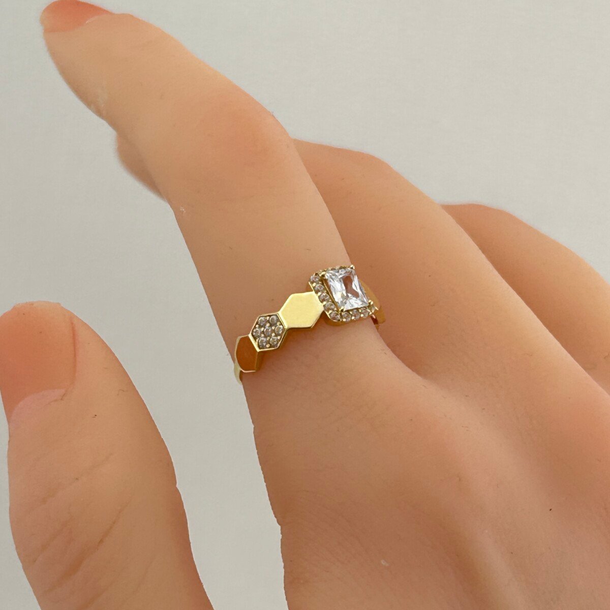 IMG_3248 خاتم ذهب عيار 18 بحجر زركون مربع وإطار سداسي عصري من جولدانا