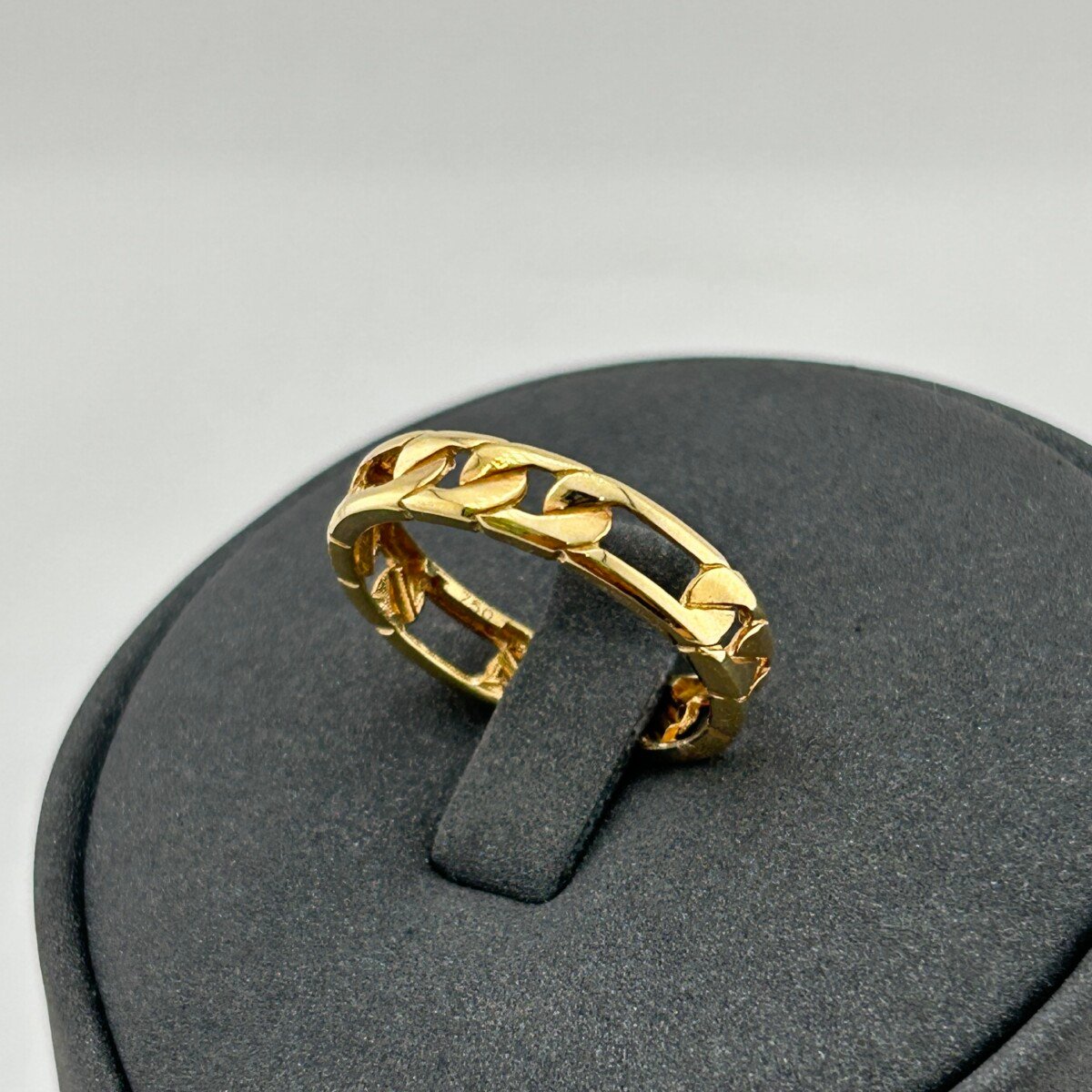 IMG_3251 خاتم ذهب عيار 18 بتصميم أوراق كلاسيكي مفرغ من جولدانا