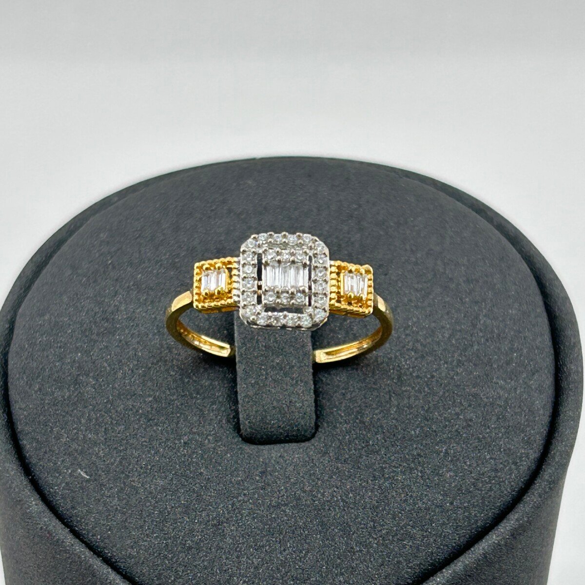 خاتم ذهب عيار 18 بتصميم مربع مرصع بفصوص زركون من جولدانا