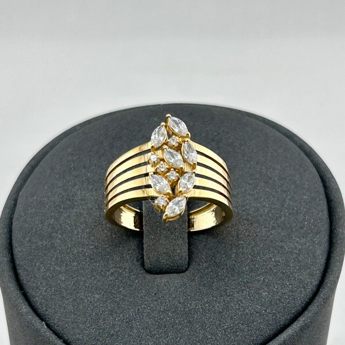 خاتم ذهب عيار 18 بترصيع ورقي متدرج على شكل أوراق مرصعة من جولدانا