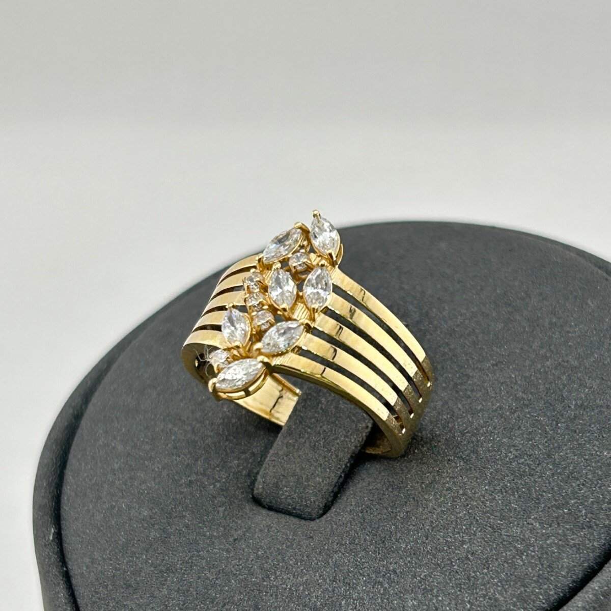 IMG_3259 خاتم ذهب عيار 18 بترصيع ورقي متدرج على شكل أوراق مرصعة من جولدانا