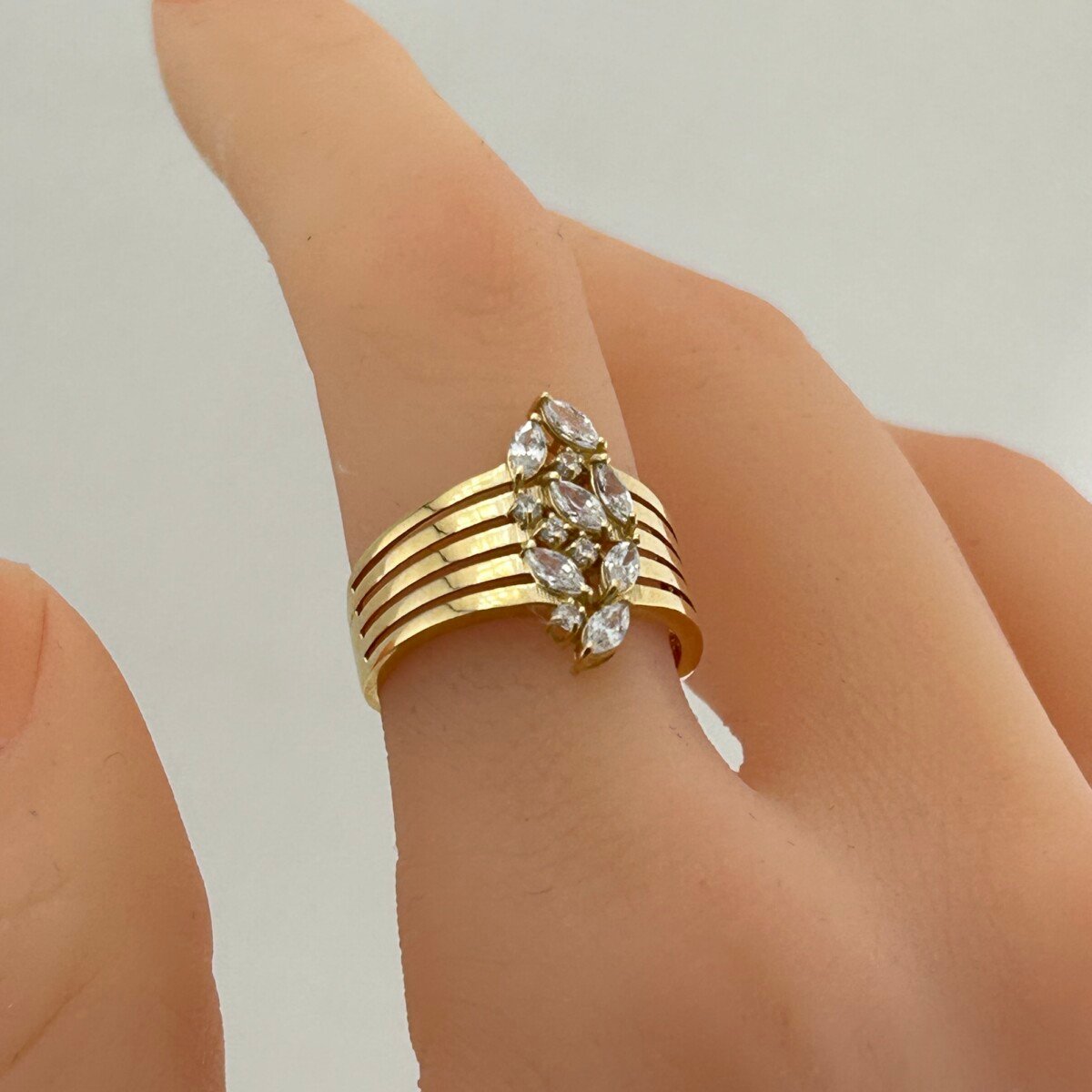 IMG_3260 خاتم ذهب عيار 18 بترصيع ورقي متدرج على شكل أوراق مرصعة من جولدانا