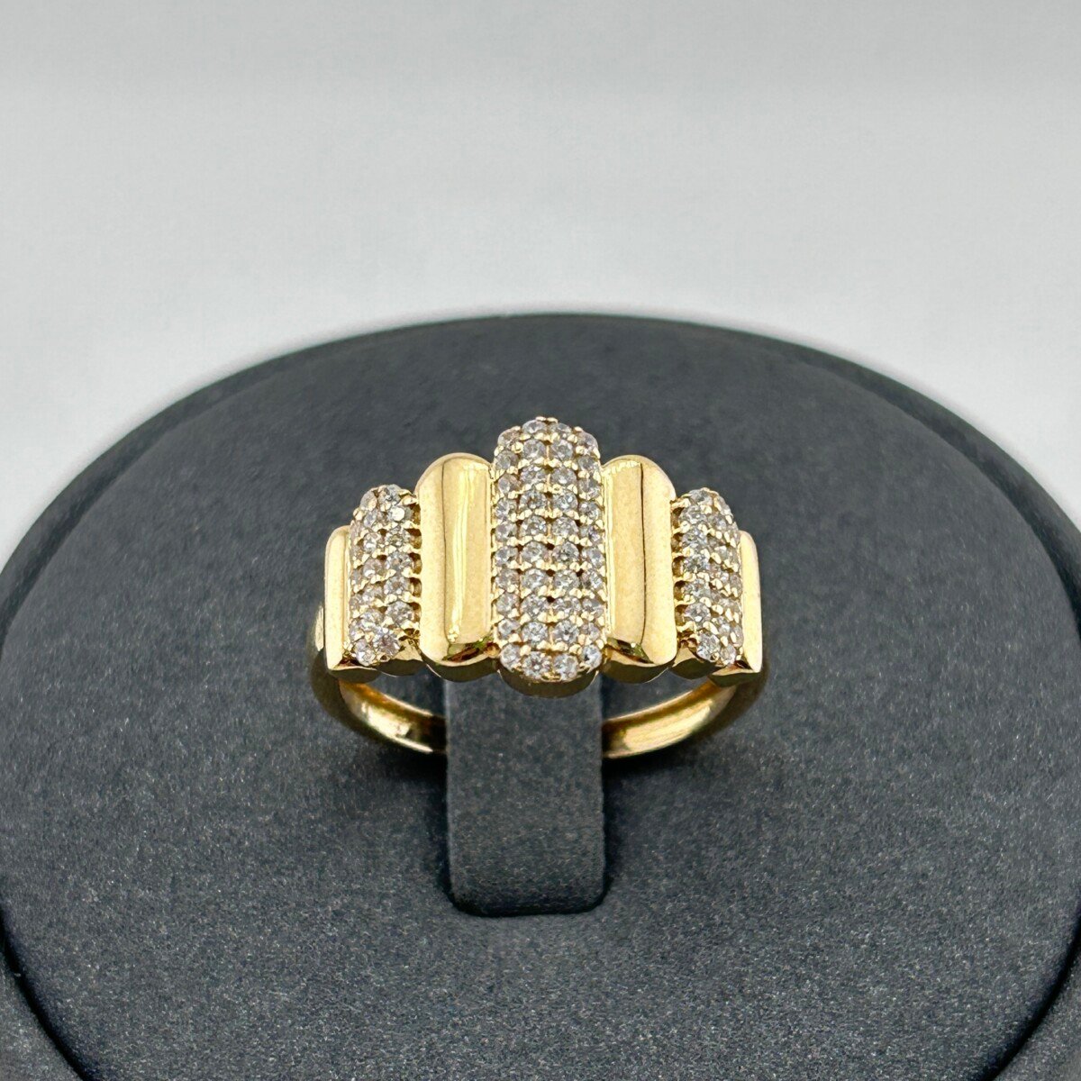 خاتم ذهب عيار 18 بخطوط هندسية مرصعة بزركونات لامعة من جولدانا