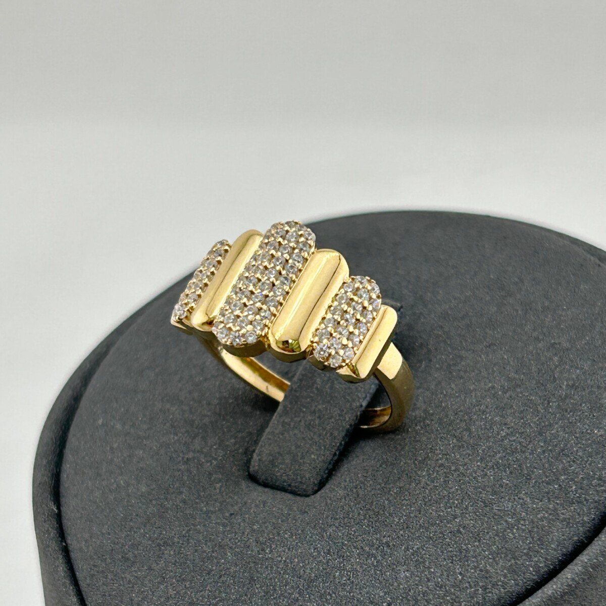 IMG_3263 خاتم ذهب عيار 18 بخطوط هندسية مرصعة بزركونات لامعة من جولدانا