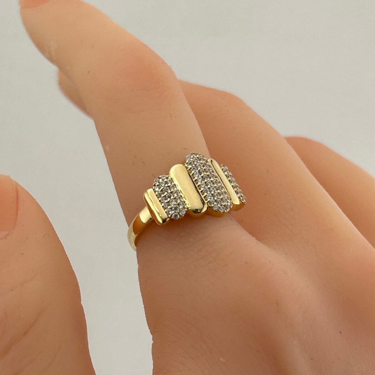 IMG_3264 خاتم ذهب عيار 18 بخطوط هندسية مرصعة بزركونات لامعة من جولدانا