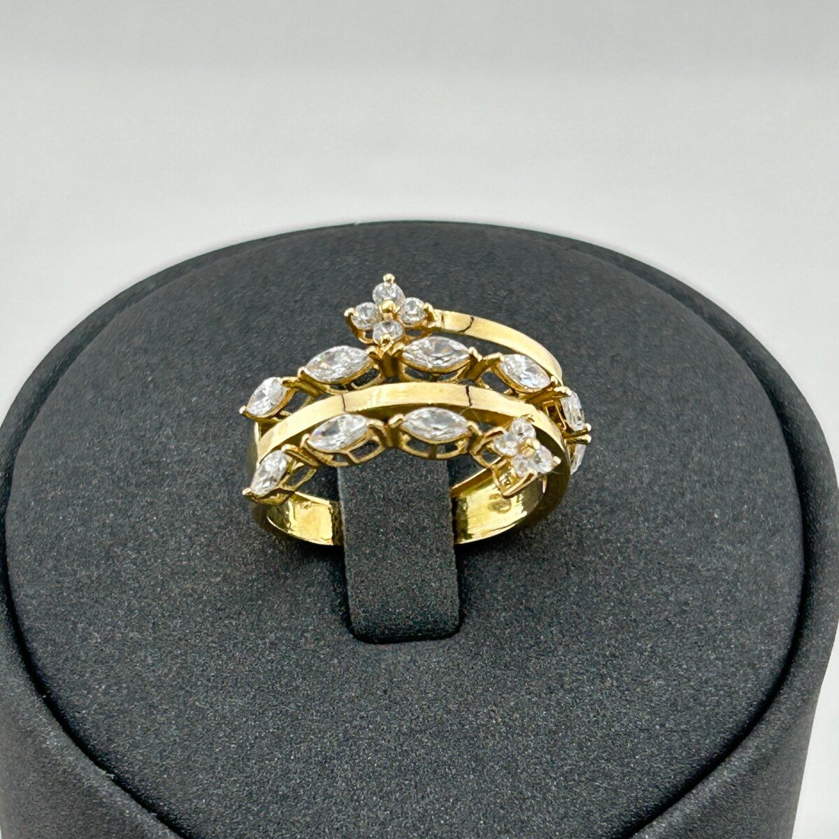 خاتم ذهب عيار 18 بثلاث طبقات متداخلة مرصع بزركونات براقة من جولدانا