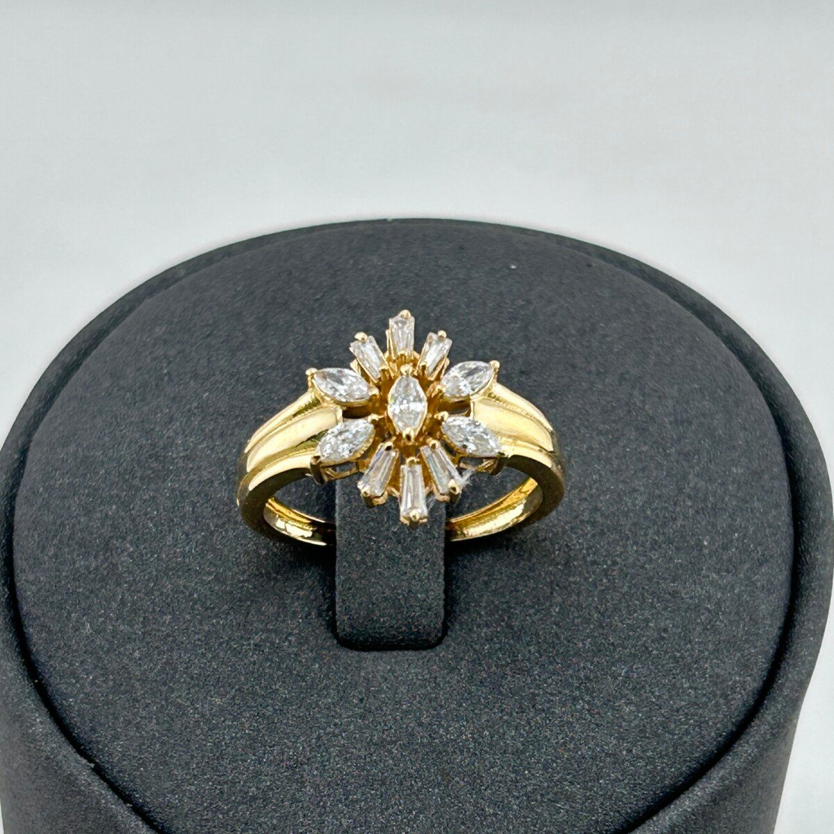 خاتم ذهب عيار 18 بشكل وردة متألقة مرصع بزركون فاخر من جولدانا