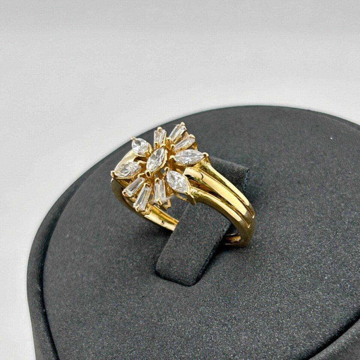 IMG_3272 خاتم ذهب عيار 18 بشكل وردة متألقة مرصع بزركون فاخر من جولدانا