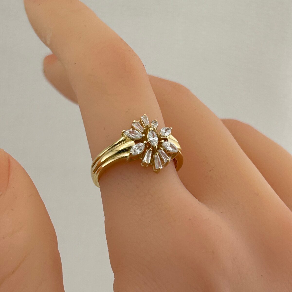 IMG_3273 خاتم ذهب عيار 18 بشكل وردة متألقة مرصع بزركون فاخر من جولدانا