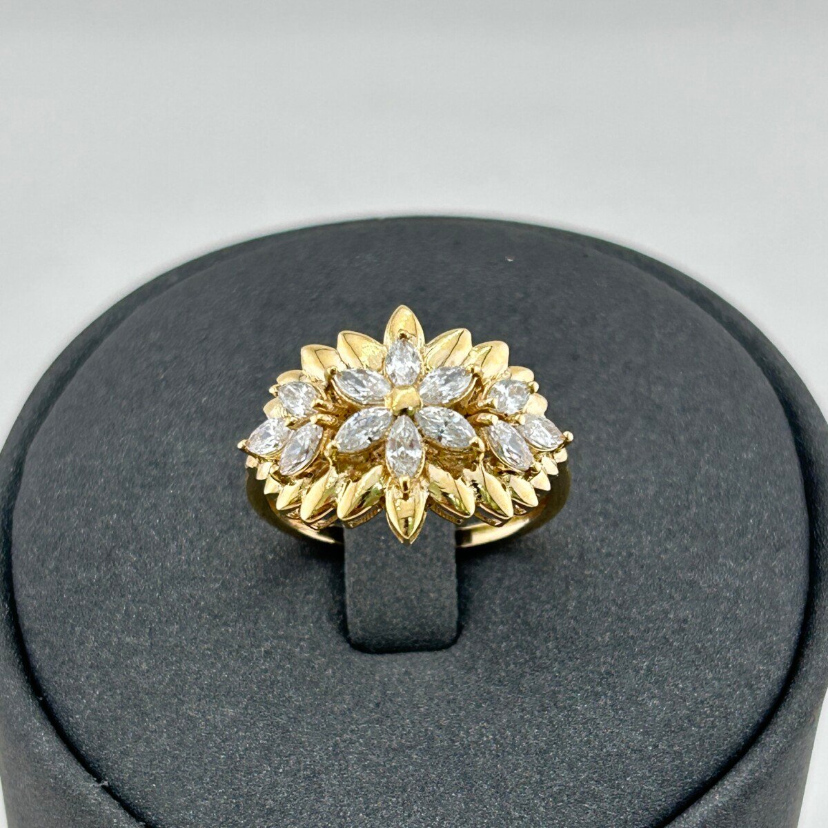 خاتم ذهب عيار 18 بأوراق متداخلة لامعة تصميم ألماسي من جولدانا