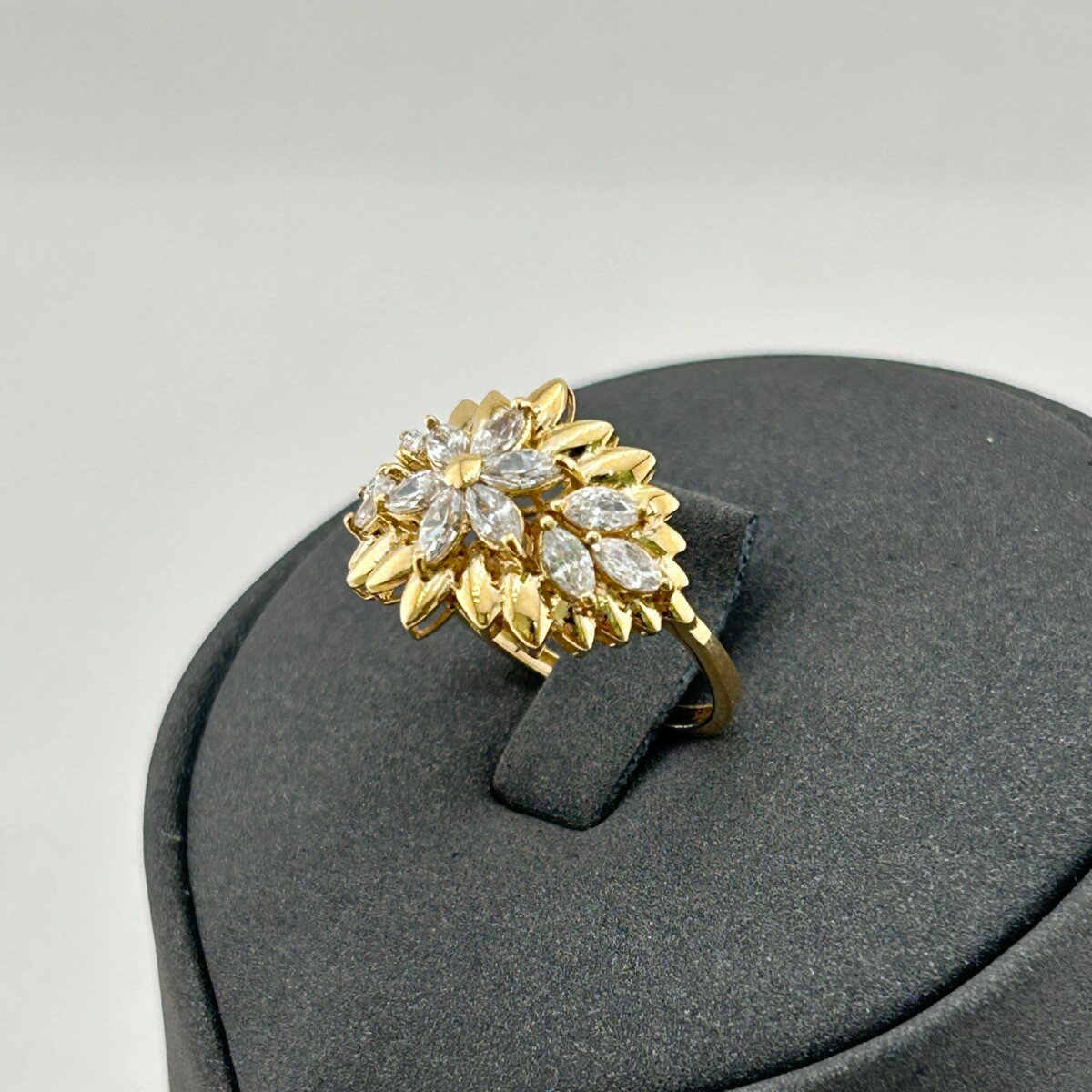 IMG_3276 خاتم ذهب عيار 18 بأوراق متداخلة لامعة تصميم ألماسي من جولدانا