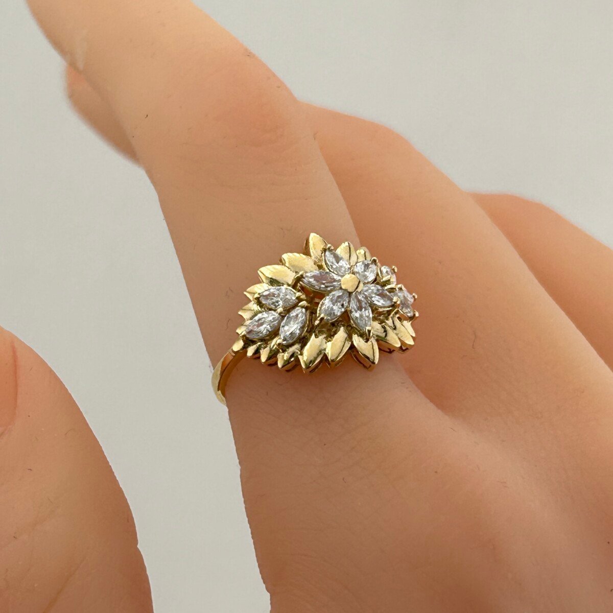 IMG_3277 خاتم ذهب عيار 18 بأوراق متداخلة لامعة تصميم ألماسي من جولدانا