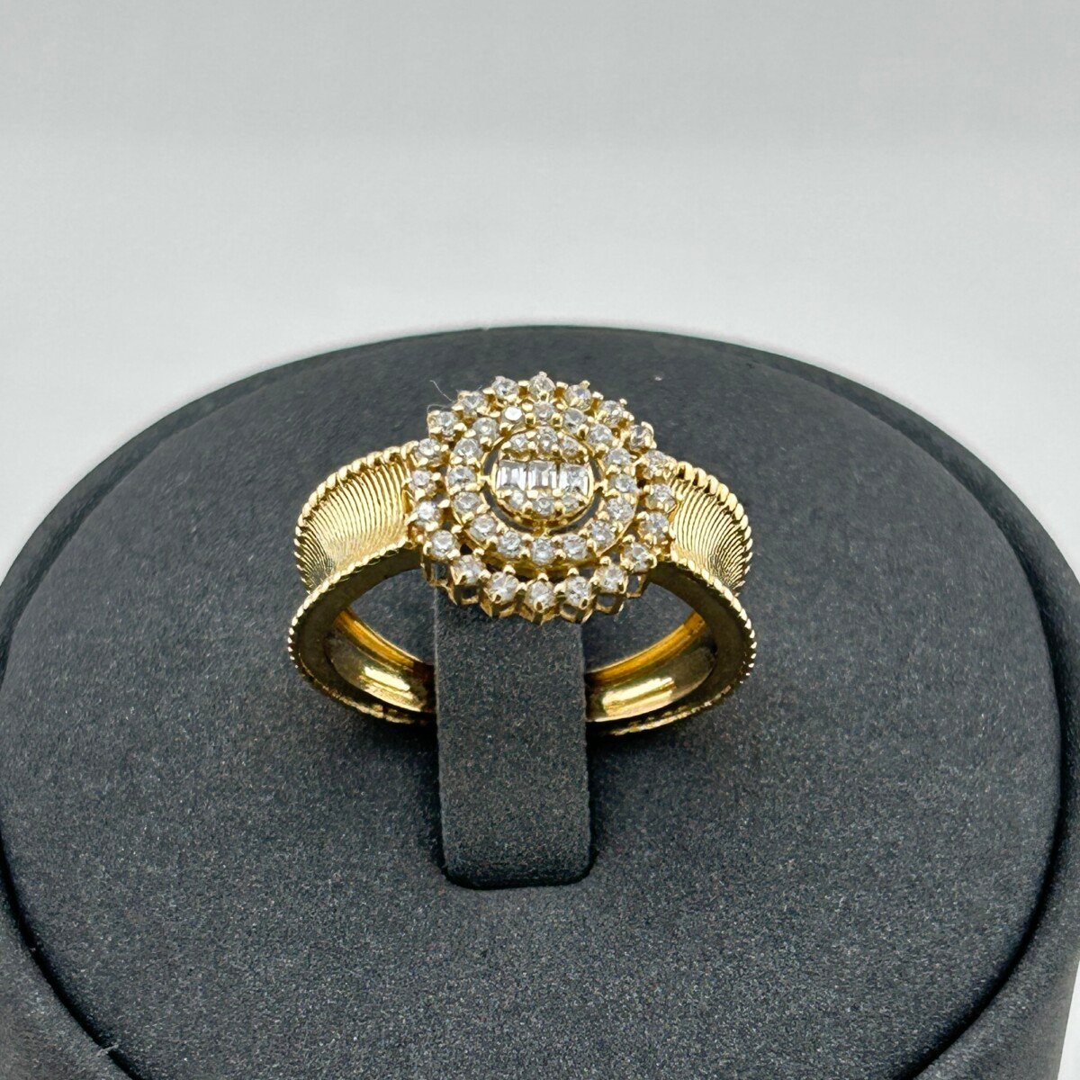 خاتم ذهب عيار 18 بتفاصيل مركزية دائرية تصميم ألماسي من جولدانا