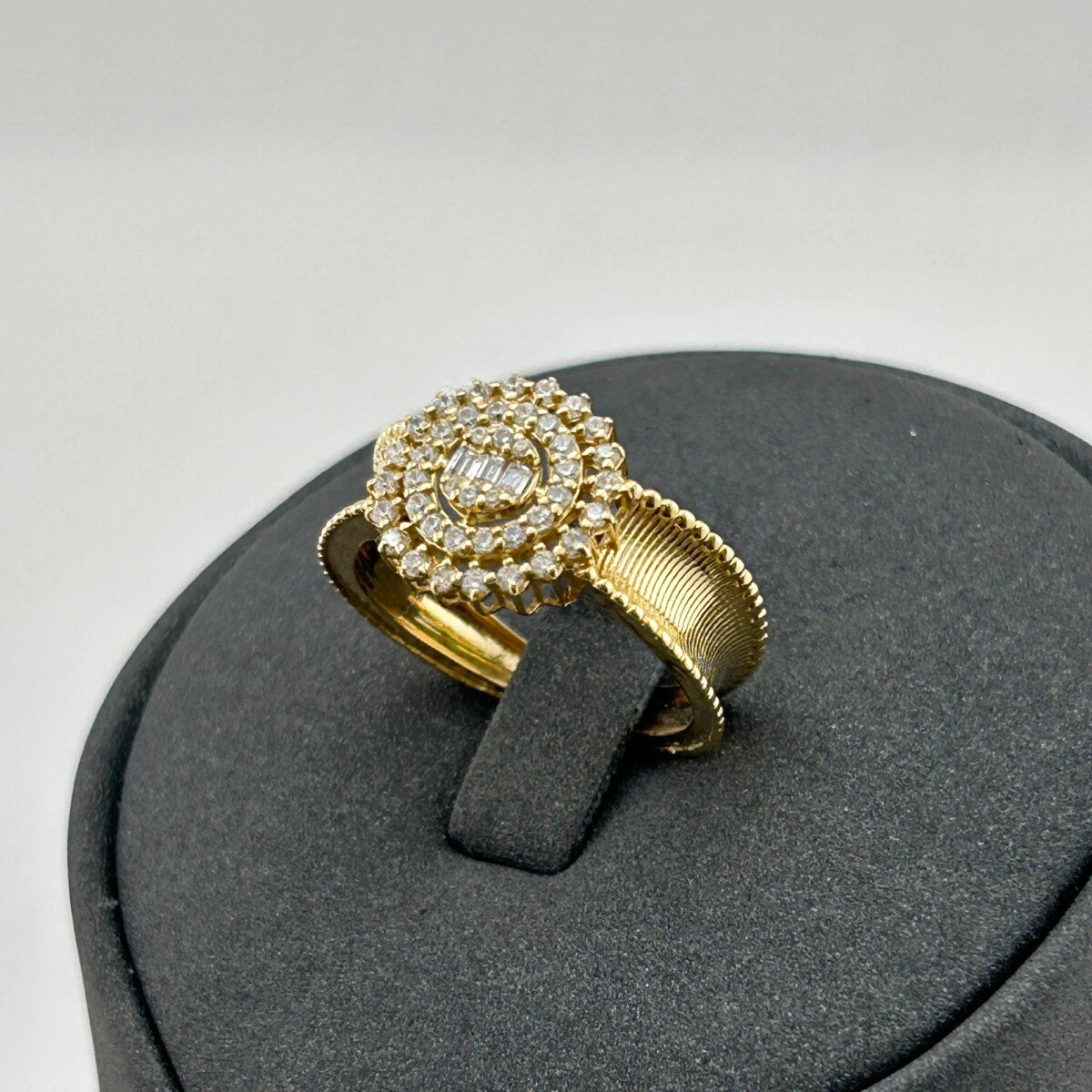 IMG_3280 خاتم ذهب عيار 18 بتفاصيل مركزية دائرية تصميم ألماسي من جولدانا