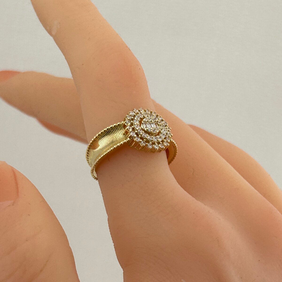 IMG_3281 خاتم ذهب عيار 18 بتفاصيل مركزية دائرية تصميم ألماسي من جولدانا