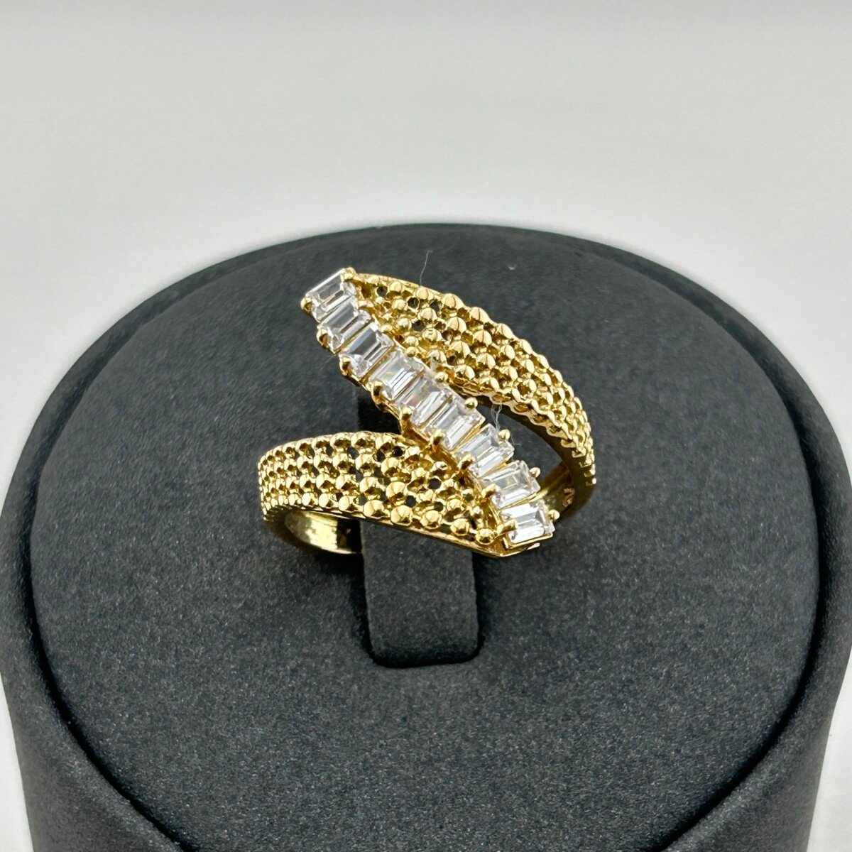 خاتم ذهب عيار 18 بفصوص طويلة متقاطعة تصميم ألماسي من جولدانا