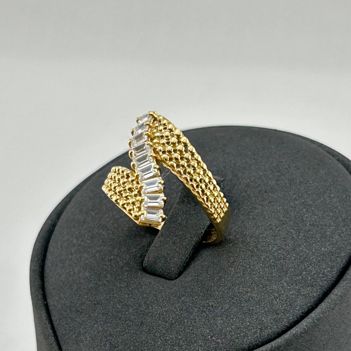 IMG_3284 خاتم ذهب عيار 18 بفصوص طويلة متقاطعة تصميم ألماسي من جولدانا