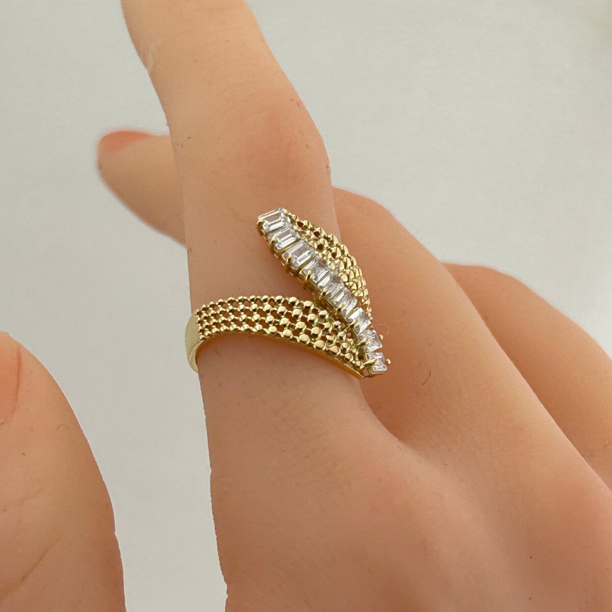 IMG_3285 خاتم ذهب عيار 18 بفصوص طويلة متقاطعة تصميم ألماسي من جولدانا