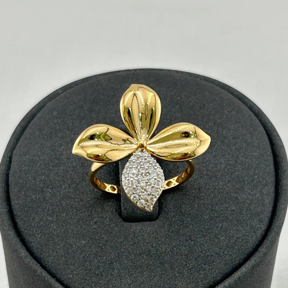 خاتم ذهب عيار 18 بتصميم زهرة كبيرة بثلاث بتلات وفص لامع من جولدانا