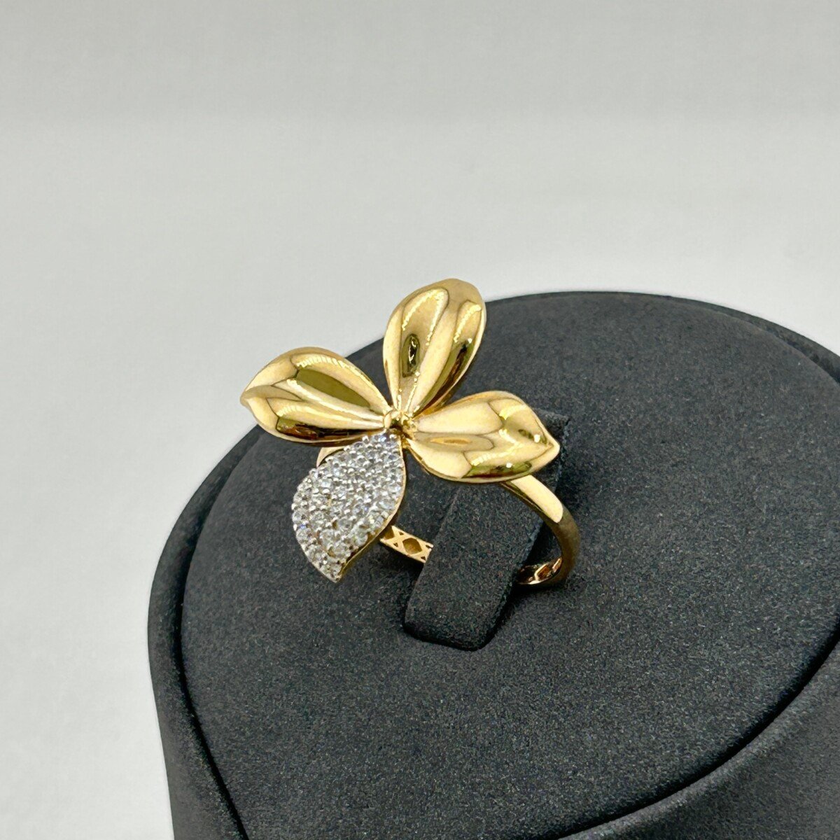 IMG_3288 خاتم ذهب عيار 18 بتصميم زهرة كبيرة بثلاث بتلات وفص لامع من جولدانا