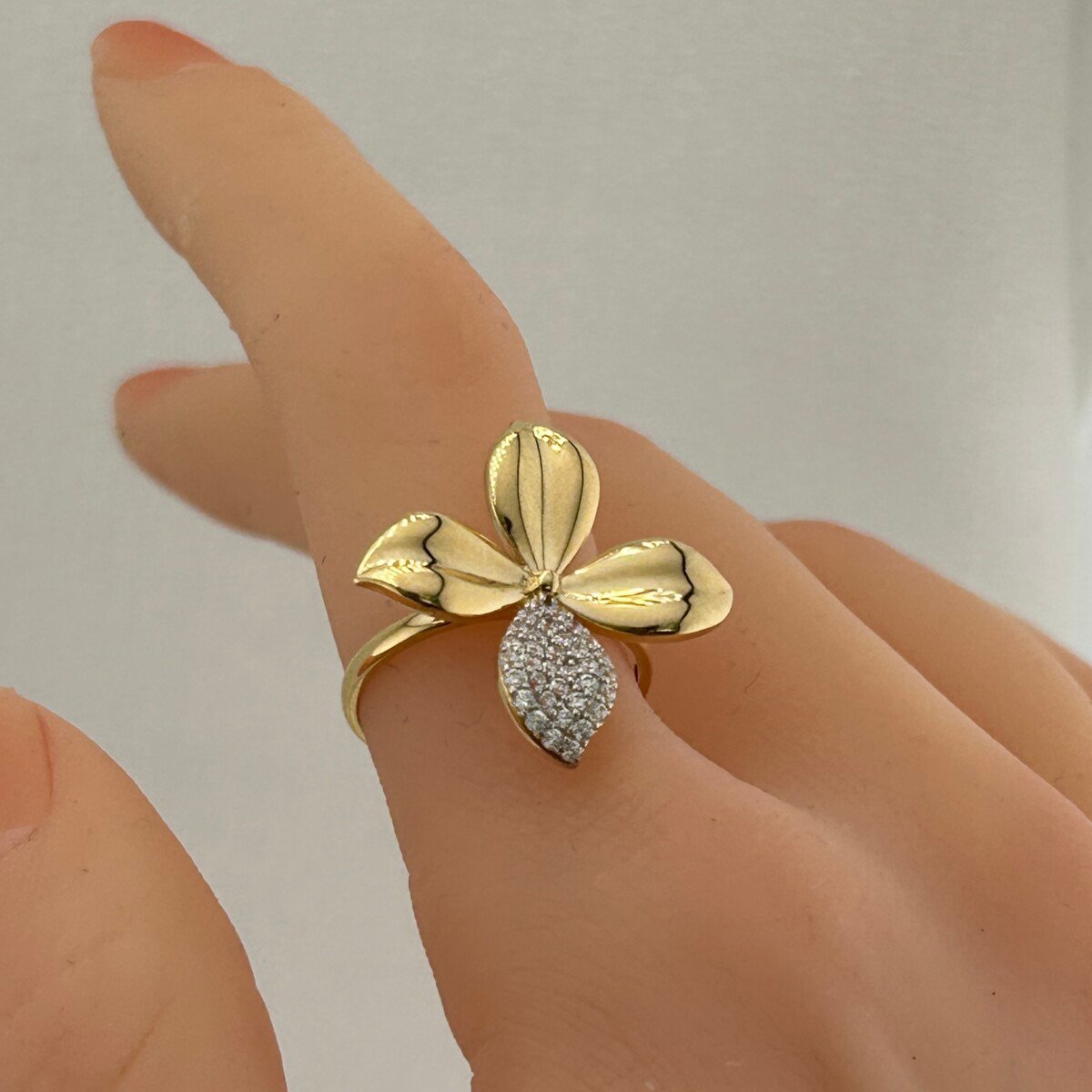 IMG_3289 خاتم ذهب عيار 18 بتصميم زهرة كبيرة بثلاث بتلات وفص لامع من جولدانا