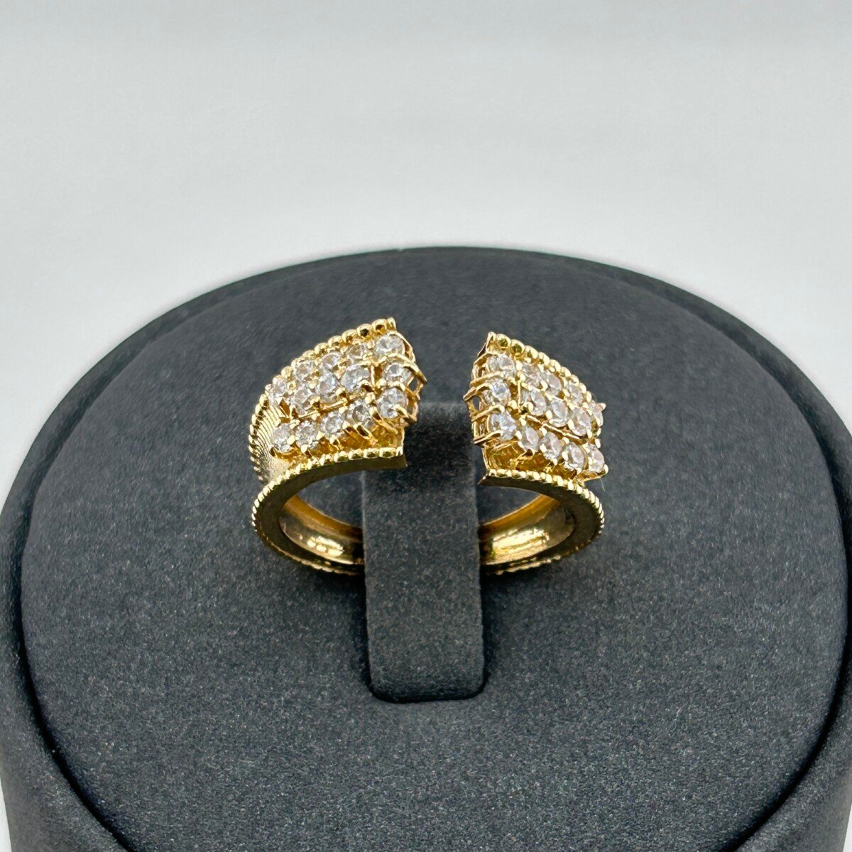 خاتم ذهب عيار 18 مفتوح مرصع بالفصوص من جولدانا بتصميم كلاسيكي أنيق