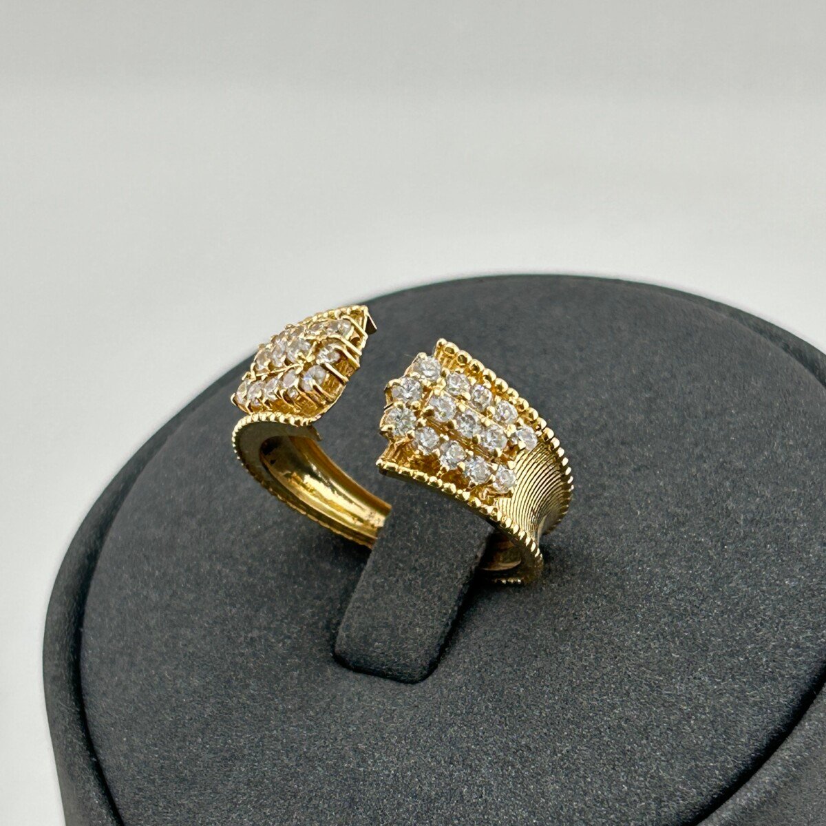 IMG_3292 خاتم ذهب عيار 18 مفتوح مرصع بالفصوص من جولدانا بتصميم كلاسيكي أنيق