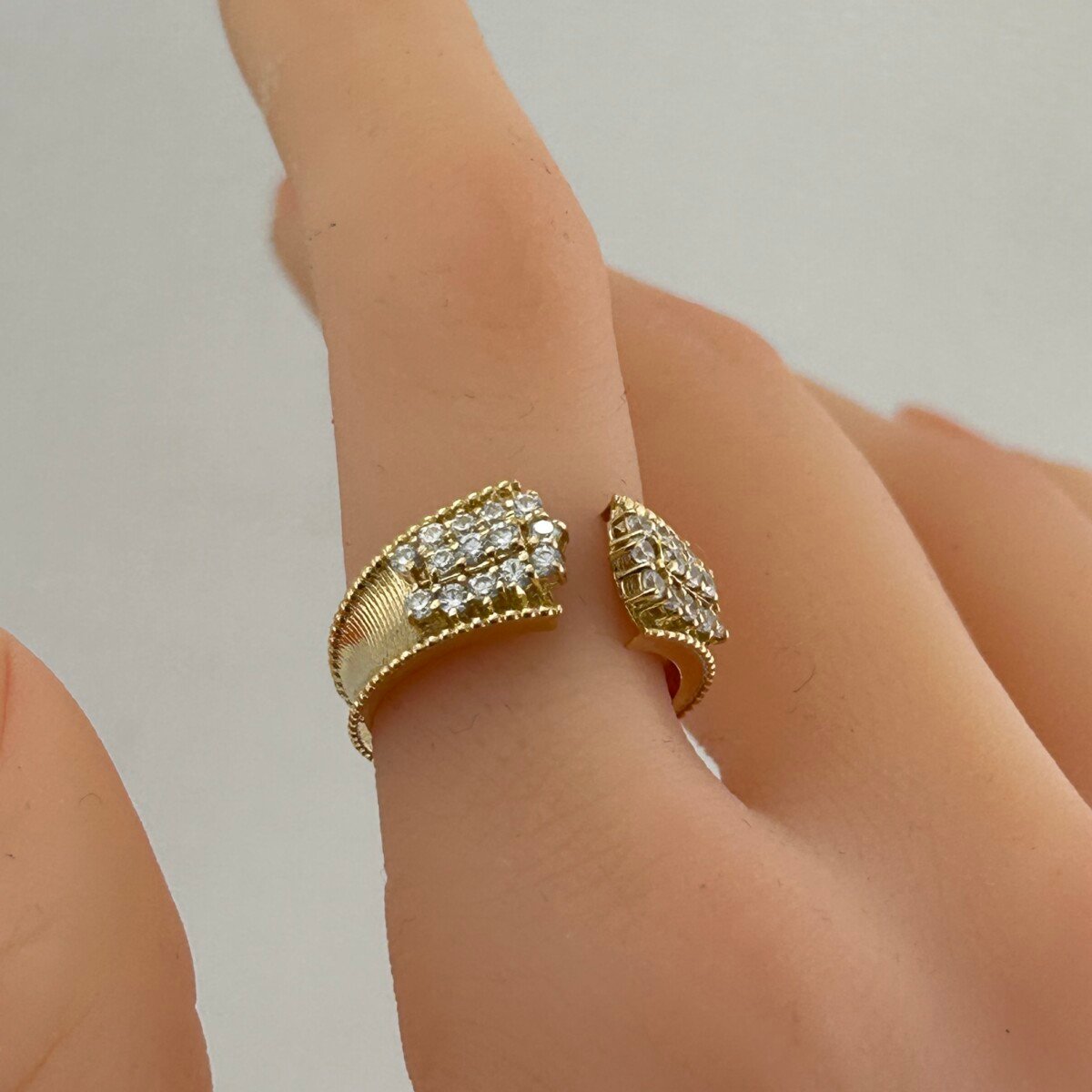 IMG_3293 خاتم ذهب عيار 18 مفتوح مرصع بالفصوص من جولدانا بتصميم كلاسيكي أنيق