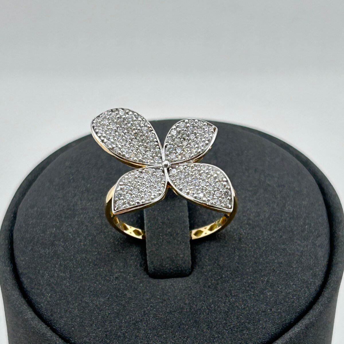 خاتم ذهب عيار 18 بتصميم زهرة متلألئة مرصعة بزركون من جولدانا