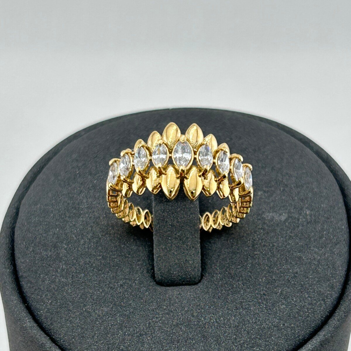 خاتم ذهب عيار 18 بفصوص بيضاوية بتصميم إيطالي فاخر من جولدانا