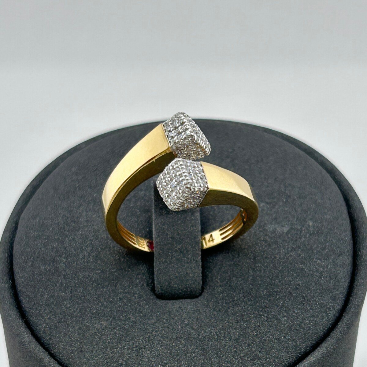 خاتم ذهب عيار 18 بتصميم مكعبين مرصعين عصري من جولدانا