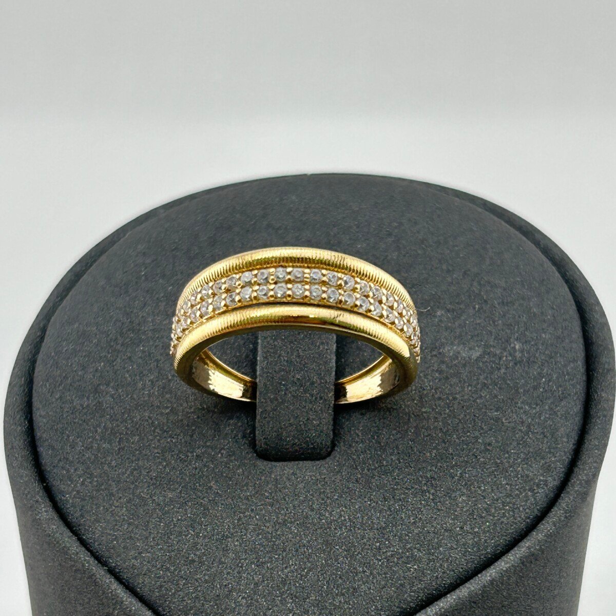 خاتم ذهب عيار 18 بخطين فصوص براقة بتصميم كلاسيكي من جولدانا