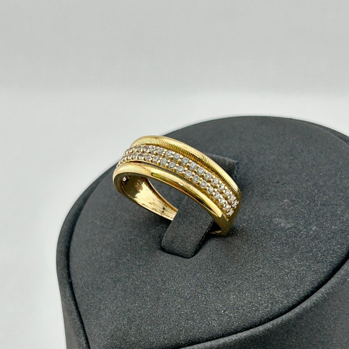 IMG_3308 خاتم ذهب عيار 18 بخطين فصوص براقة بتصميم كلاسيكي من جولدانا