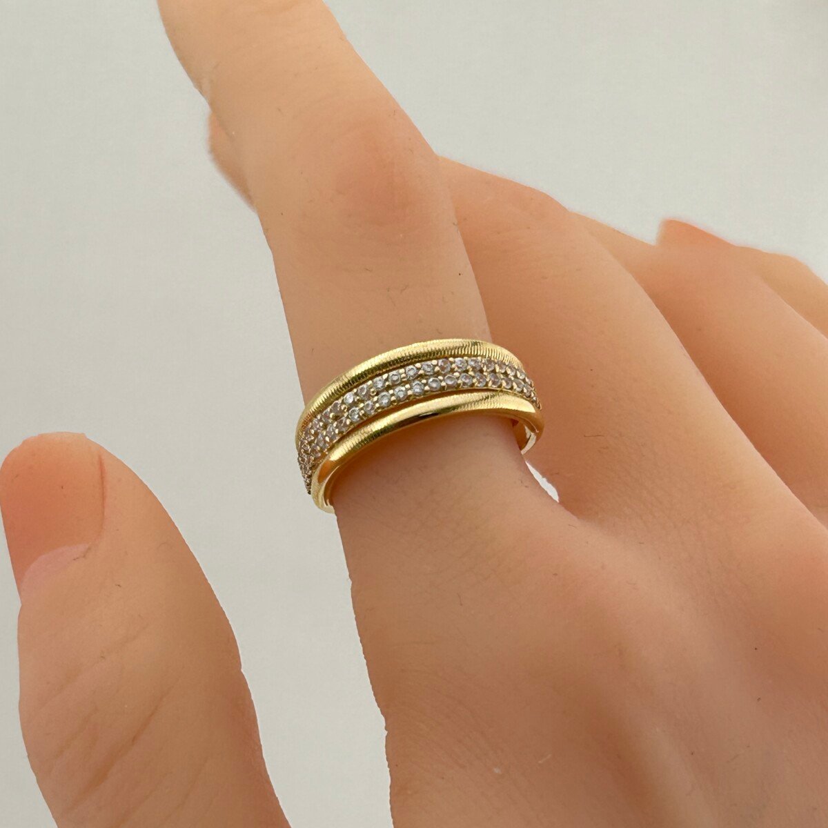 IMG_3309 خاتم ذهب عيار 18 بخطين فصوص براقة بتصميم كلاسيكي من جولدانا