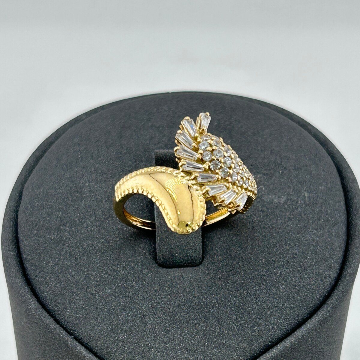 خاتم ذهب عيار 18 بترصيع قطري أنيق من جولدانا بتصميم عصري